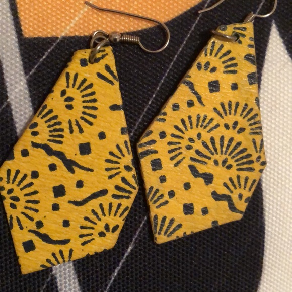 Wooden navy pattern earrings - Picture 2 of 2